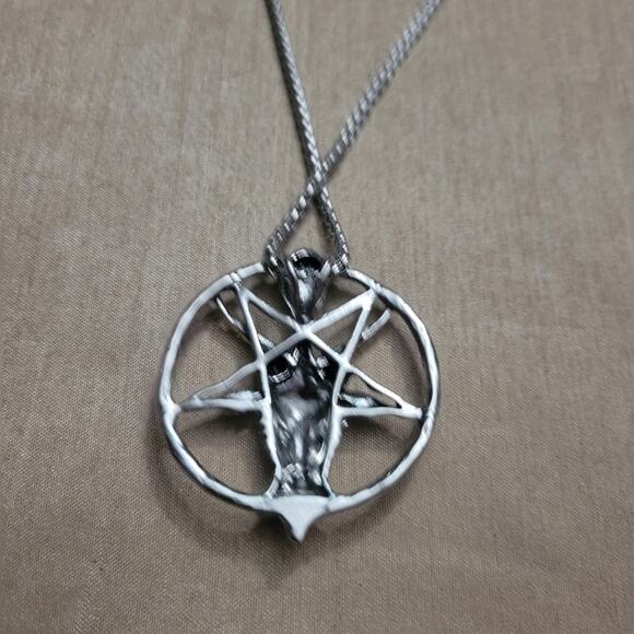 Baphomet inverted pentagram two tone silver and gold pendant necklace - Picture 2 of 3
